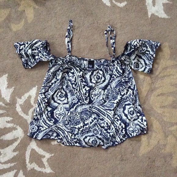 * SOLD * Super cute tank top with attached sleeves