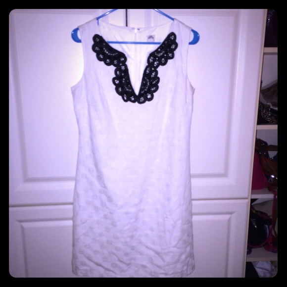 Adorable short white dress with embellished neck