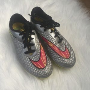 YOUTH NIKE SOCCER CLEATS