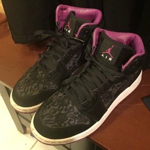 Girl's Jordan's size 7Y