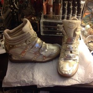 Gold wedge sketchers