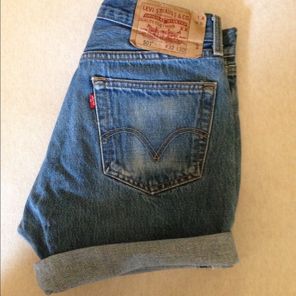 Vintage Levi shorts 32 - Picture 2 of 3