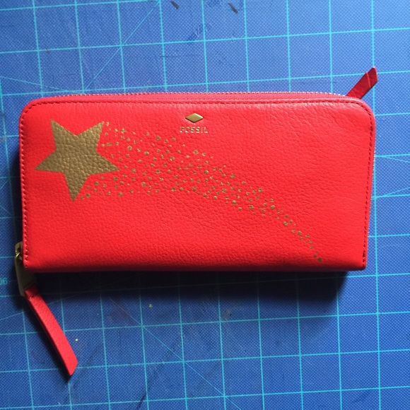 Red Fossil wallet with gold star