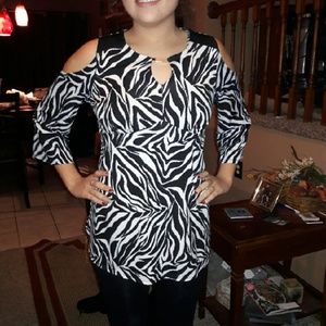 !!Slinky brand cold shoulder tunic