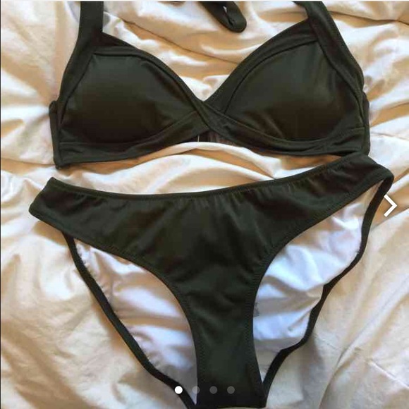 Green VS cheeky bikini