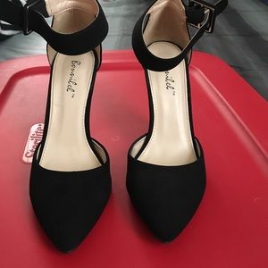 Black pumps