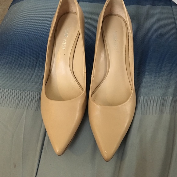 Nude pumps