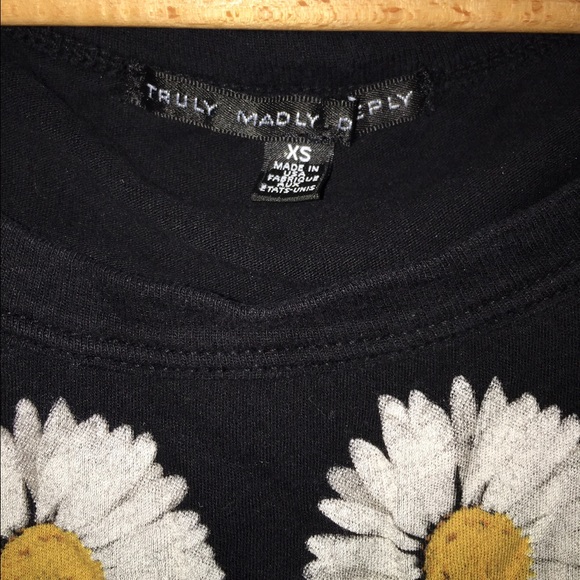 Black Daisy Top! - Picture 2 of 3
