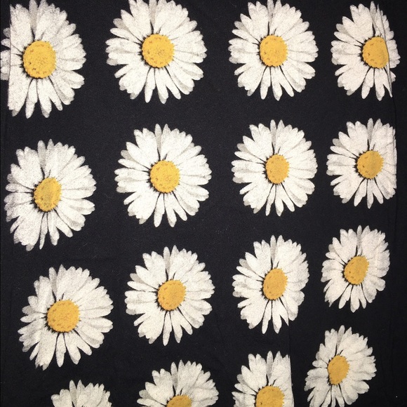 Black Daisy Top! - Picture 3 of 3