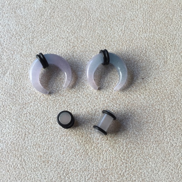 Size 2g glass plugs