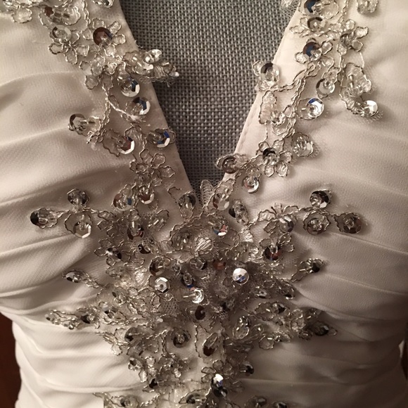 Brand new beautiful wedding gown. - Picture 2 of 4