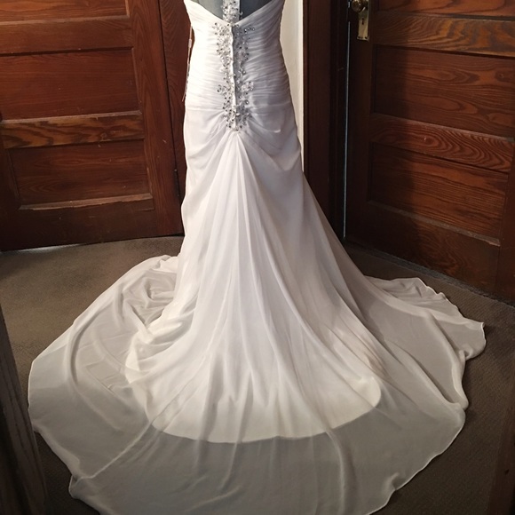 Brand new beautiful wedding gown. - Picture 3 of 4