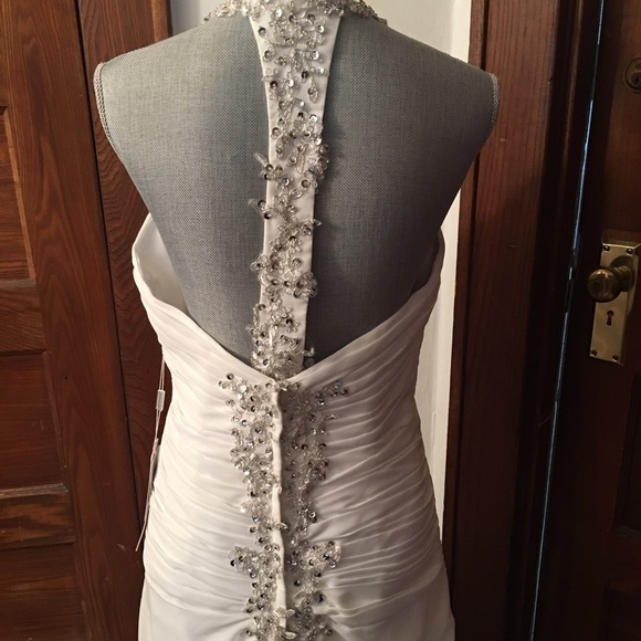 Brand new beautiful wedding gown. - Picture 4 of 4