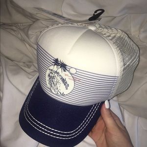 trucker hat / baseball cap