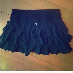 Size 2 black lululemon skirt euc