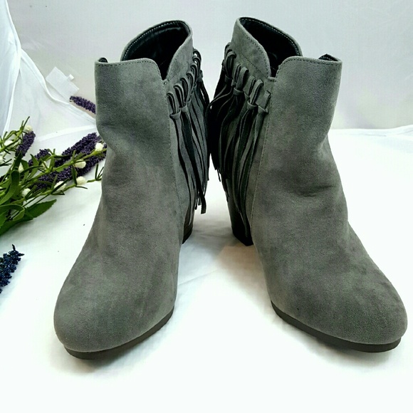 LAST PAIR!!! Gorgeous Gray Suede Fringe Booties - Picture 4 of 4