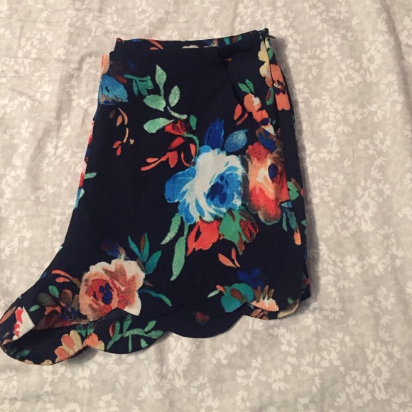 NWOT! Floral scalloped shorts