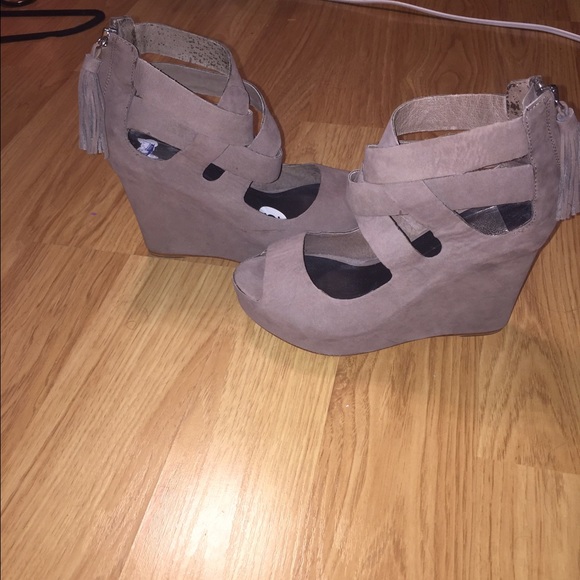 NEVER WORN taupe Dolce Vita Wedges