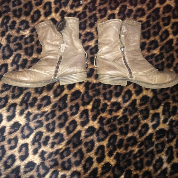 Boot - Picture 2 of 3