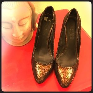 Colin Stuart Metallic Crackle Pumps