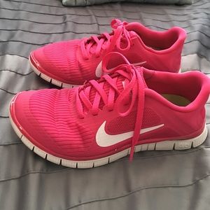 Hot pink nike free 4.0