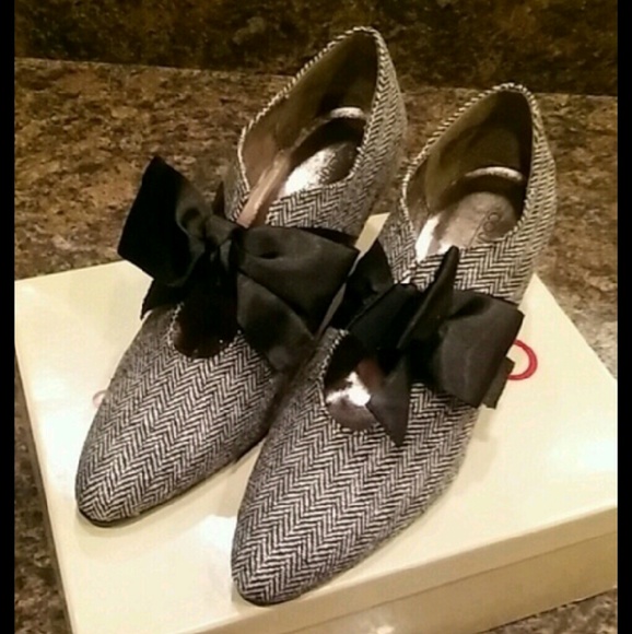 ~New~ women's hounds tooth heels wth satin bow