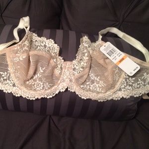Wacoal lace bra. Nude. 34DD .