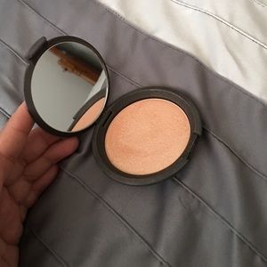 Becca champagne pop highlighter