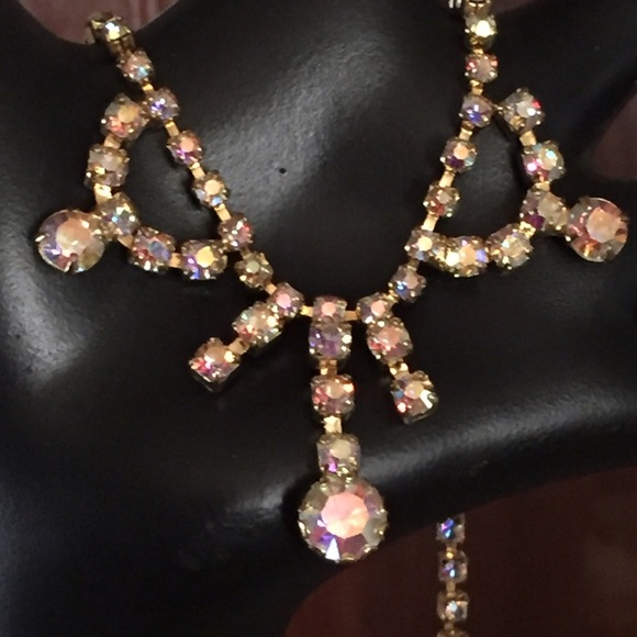Vintage Jewelry - Unsigned Weiss Aurora Borealis rhinestone necklace
