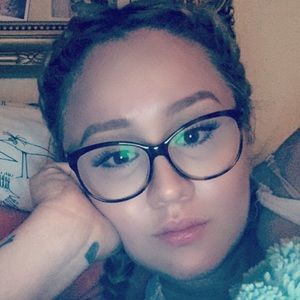 Meet your Posher, Casandra