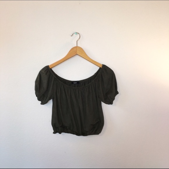 Green cropped off the shoulder boho top 👼🏼