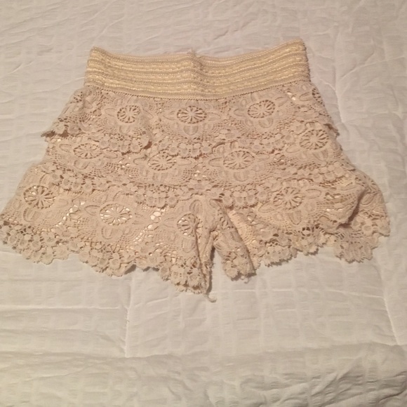 Cream lace shorts - Picture 1 of 1