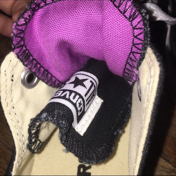 Black converse sneakers - Picture 2 of 3