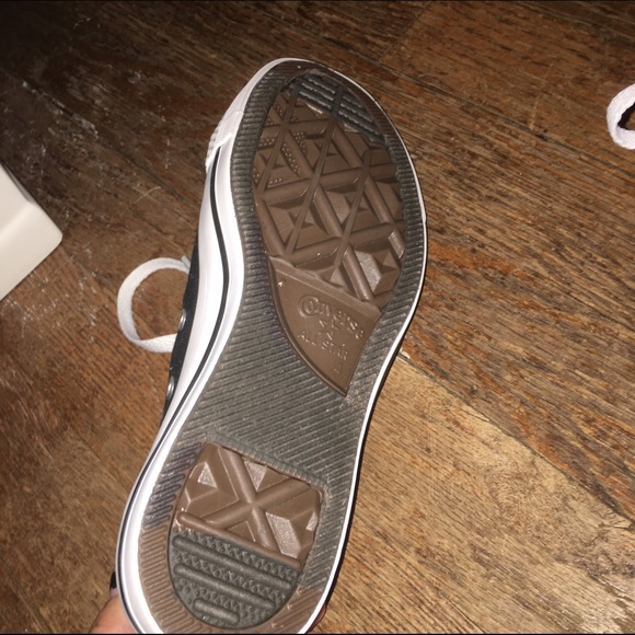 Black converse sneakers - Picture 3 of 3