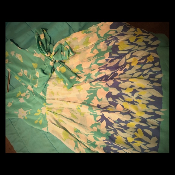 Adrianna Papell deep v cut baby doll dress🙌🏾😍