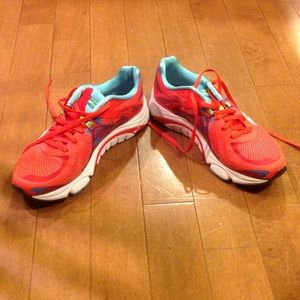 Women's Saucony Mirage IV running shoes