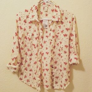 Cute button up floral top🌻🌺