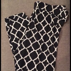 💟 ZigZag Stripe brand leggings Large NWOT