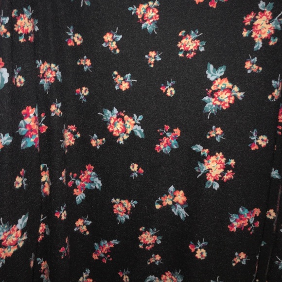 Black and floral patterned tank top with ties - Picture 3 of 3
