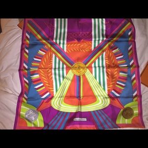 Carrie, Les Jeux D'Hermes Scarf