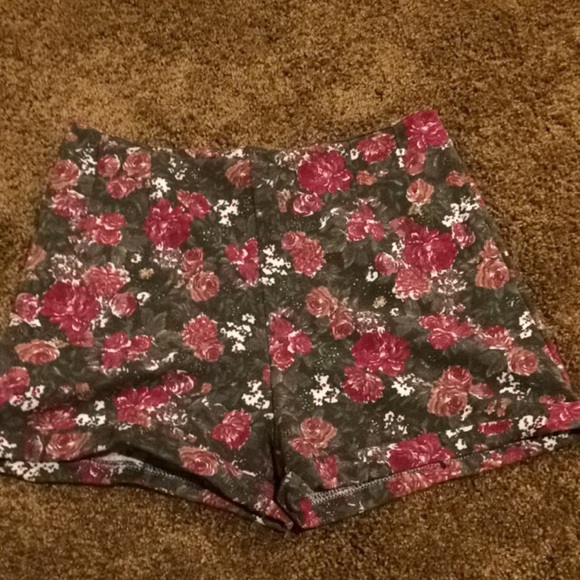 Brandy Melville high waisted floral print shorts