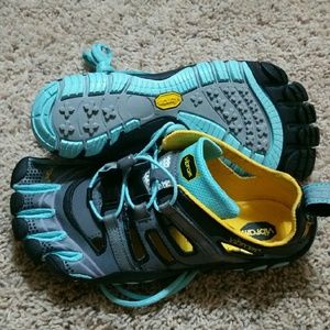 Vibram trek sport shoes