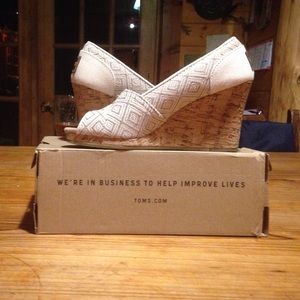 Tom'a  Women's Wedge. Natural diamond size 7