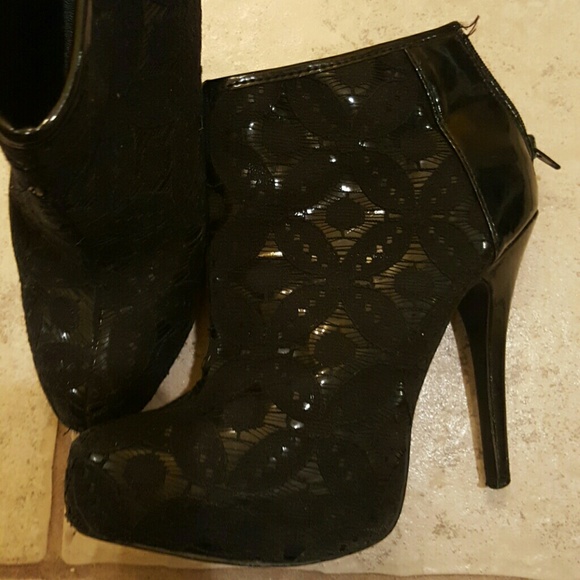 Qupid ankle booties