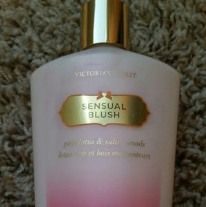 VS Sensual Blush body lotion