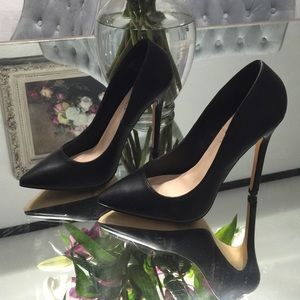 Basic Black pumps