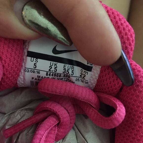 NIKE WOMENS vivid pink athletic shoes Sz 5 new - Picture 2 of 4