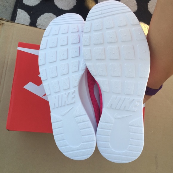 NIKE WOMENS vivid pink athletic shoes Sz 5 new - Picture 3 of 4