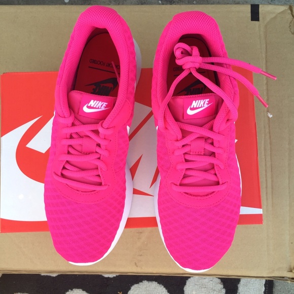 NIKE WOMENS vivid pink athletic shoes Sz 5 new - Picture 4 of 4