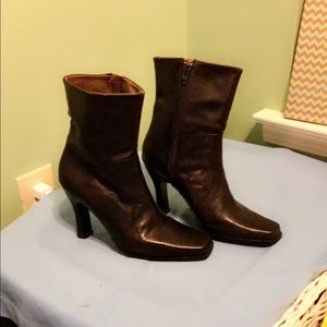 Black high heels boots